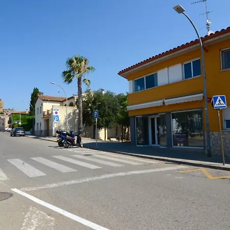 Trias Plaza 公寓